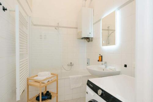Cool 3BR close to city free parking