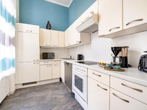 Bright 2BR Apartment for 6 near City Center & Metro U2