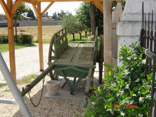 a green bench sitting under a gazebo at Agriturismo SANGALLO in bedizzol