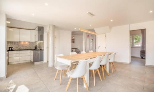 The Shoreline Villa Spacious 4BDR in Caparica