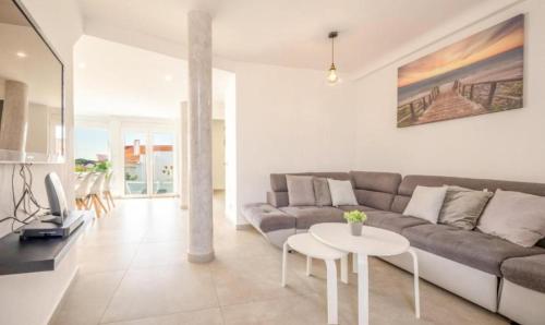 The Shoreline Villa Spacious 4BDR in Caparica