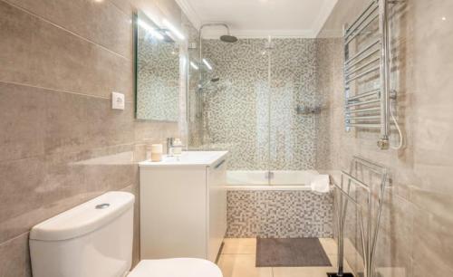 The Shoreline Villa Spacious 4BDR in Caparica
