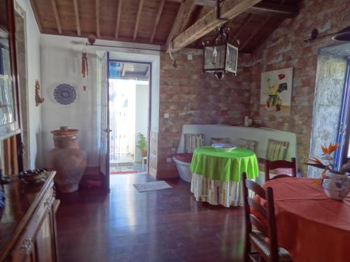 a dining room with a table and a bath tub at Casa do Rei in Furnas