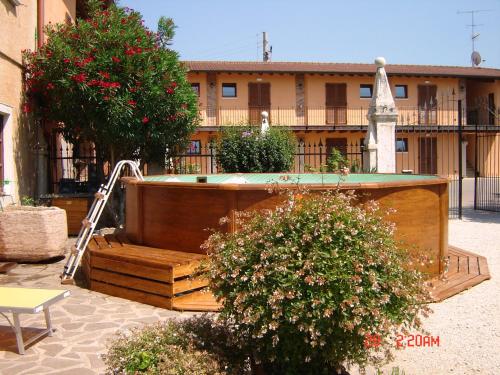 a hot tub in the middle of a courtyard at Agriturismo SANGALLO in bedizzol