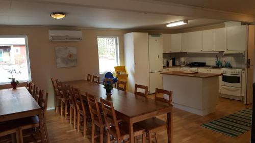 eine Küche und ein Esszimmer mit einem Tisch und Stühlen in der Unterkunft Modal Annex in Hultsfred