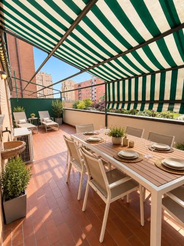 Big apartment with terrace near the stadium with parking and wifi