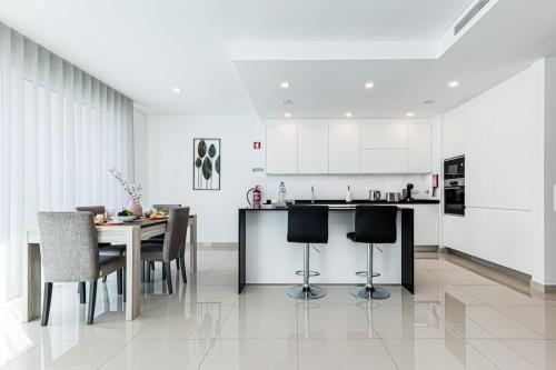 Adega Deluxe | Near Marina, Pool & Parking