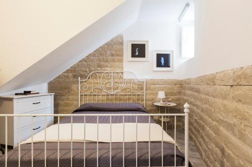 una camera da letto con letto in metallo in mansarda di Casa Nerina a Scicli
