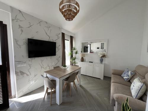Estepona - Playa - Villa de 2 dormitorios con terrazas al lado del mar AL7