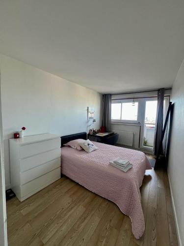Chambre privée dans appartement femmes uniquement vue Tour Eiffel et piscine