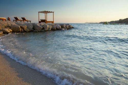 Split on the beach, 2 floors & wide terrace