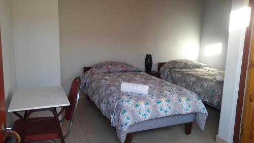 Ένα ή περισσότερα κρεβάτια σε δωμάτιο στο Hostal Casa Flores