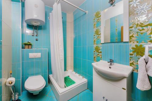 A bathroom at Apartments Andrijanić