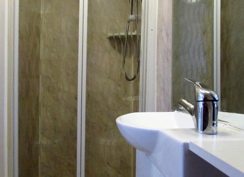ブラックプールにあるBamford House Hotelのバスルーム(シンク、シャワー付)
