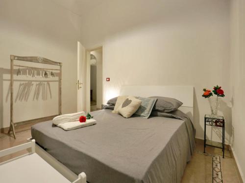 フィレンツェにあるSweet Garden Villa Dei Gelsominiのベッドルーム1室(大型ベッド1台付)