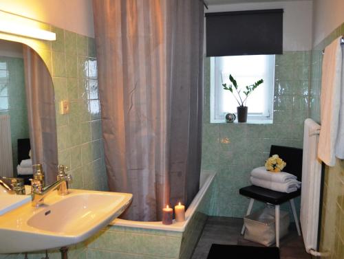 ein Badezimmer mit einem Waschbecken, einer Badewanne und einer Dusche in der Unterkunft Ferienwohnung Strubbauer Urlaub am Bauernhof in Abtenau