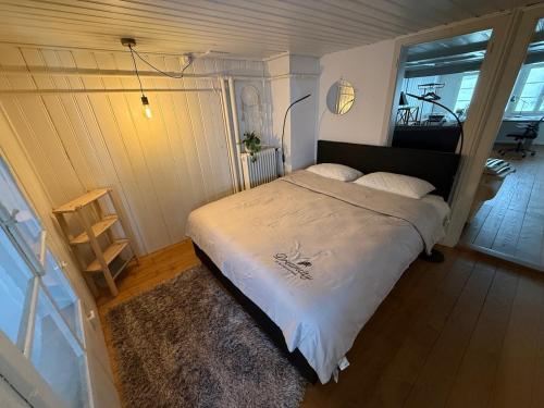 Old Town Oasis with 4 Beds, Balcony & Office