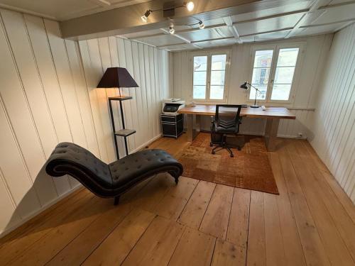 Old Town Oasis with 4 Beds, Balcony & Office