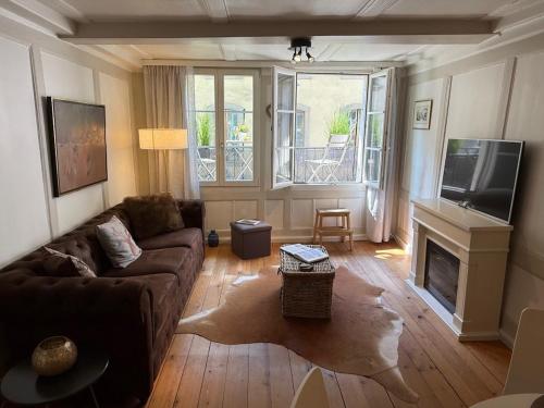 Old Town Oasis with 4 Beds, Balcony & Office