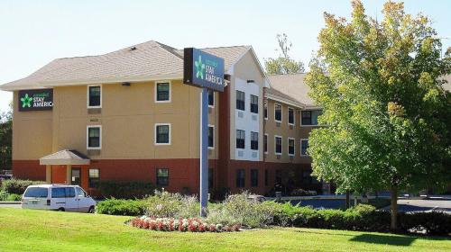 a hotel with a sign in front of a building at Extended Stay America Select Suites - Philadelphia - Malvern - Great Valley in Malvern