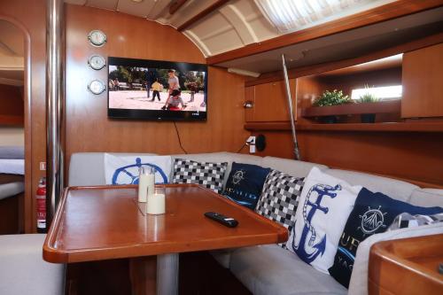 Magnificent sailboat with free parking for cars