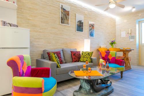 杜布羅夫尼克的住宿－Apartment Alpha and Studio Simba，客厅配有沙发、椅子和桌子