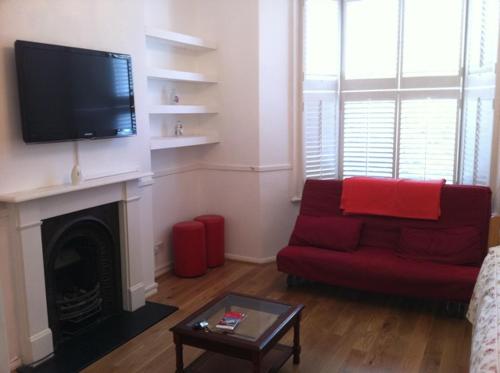 Televisyen dan/atau pusat hiburan di Arsenal 123 close to Emirates stadium direct Eurostar Heathrow-3 apartments here