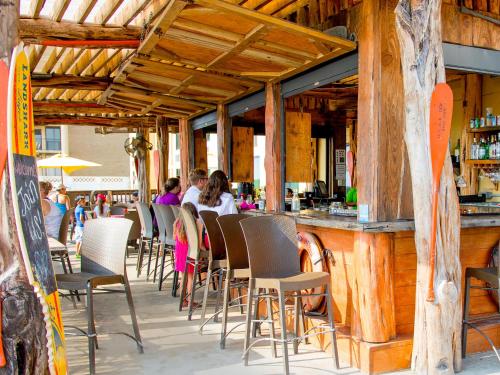um restaurante com pessoas sentadas num bar em Holiday Inn Resort South Padre Island-Beach Front, an IHG Hotel em South Padre Island