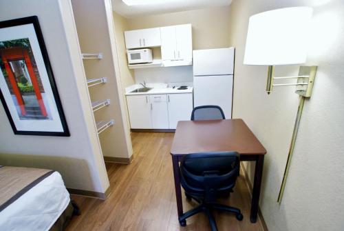 Η κουζίνα ή μικρή κουζίνα στο Extended Stay America Suites - Fresno - North