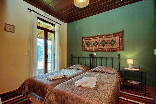 sypialnia z łóżkiem z dwoma ręcznikami w obiekcie Agropoli w mieście Nimfasía