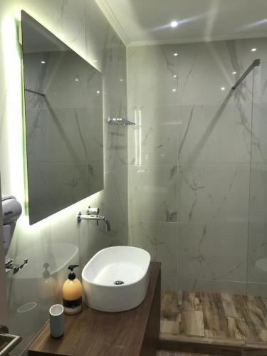 Stylish 2BR Athens Retreat in Heart of the City