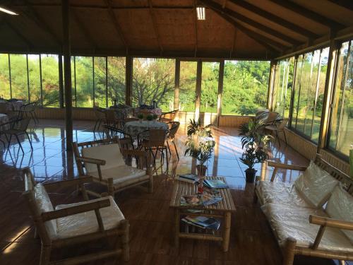 Un restaurante u otro lugar para comer en Cabañas Henua Iti