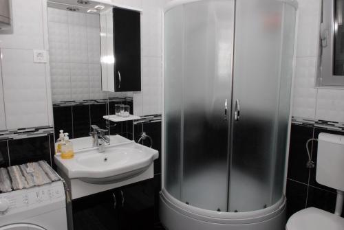 Ванна кімната в Bjelica Apartments Kotor
