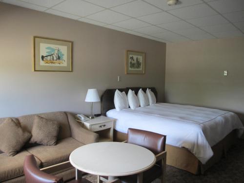 una camera d'albergo con letto, divano e tavolo di Balmer Hotel a Red Lake