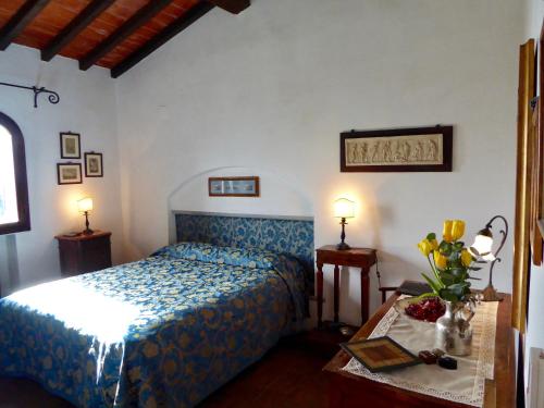 TrespianoにあるBed Breakfast La Paggeriaのベッドルーム1室(ベッド1台、ランプ付きテーブル2台付)