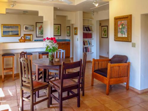 a dining room with a table and chairs at Topanga Canyon Inn Bed and Breakfast in Topanga
