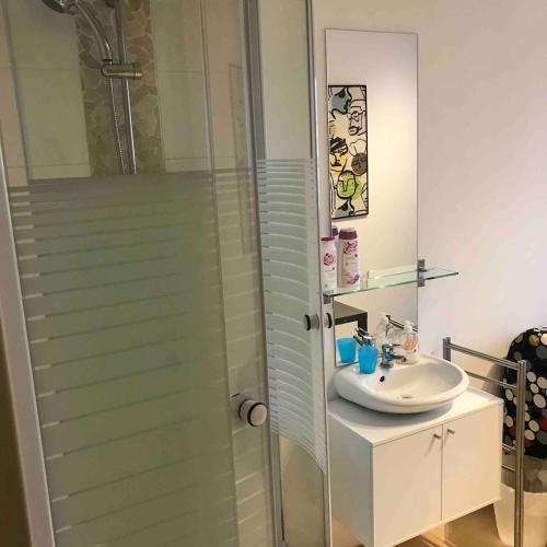 Naschmarkt Room with a shower and a sink
