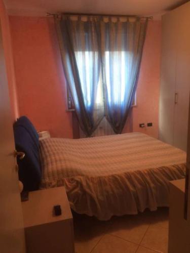 CeparanaにあるA Casa di Andreaのベッドルーム1室(青いカーテン付きのベッド1台付)