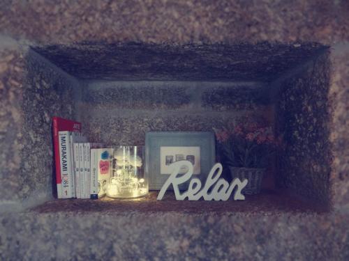 a shelf with books and a sign that says raigun at Abrigo do Mezio - Country House in Mezio