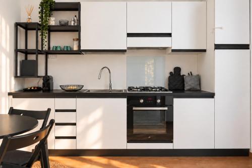 The Boutique Houses - Tram 2 direct to Duomo & Navigli - Milan City Center