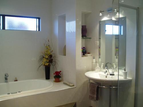 e bagno con vasca, lavandino e vasca. di A Good Rest B & B a Alice Springs