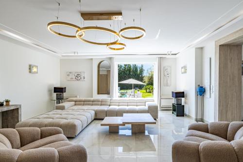 11 GRIMP - Stunning 8-bedroom villa pool and private tennis