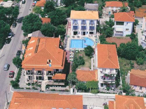 Bazén v ubytování Theodora Studios & Apartments nebo v jeho okolí