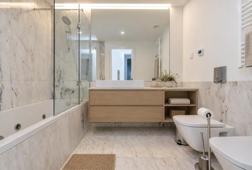 Lisbon Pool & Gym Apartment