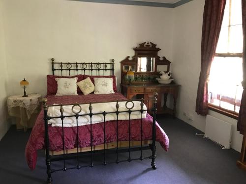 Una cama o camas en una habitación de Dingup House