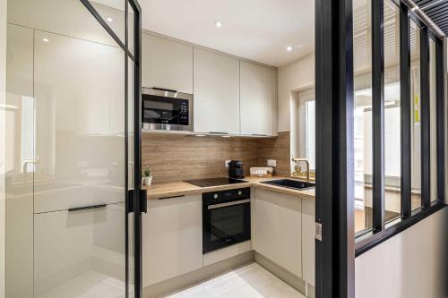 Haussmann apartment - South-facing balcony 2BR 4p