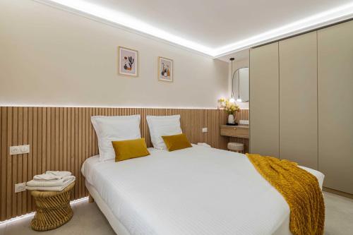 Haussmann apartment - South-facing balcony 2BR 4p