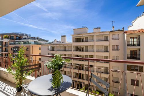Haussmann apartment - South-facing balcony 2BR 4p