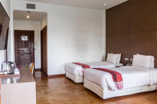 מיטה או מיטות בחדר ב-Sinabung Hills Berastagi