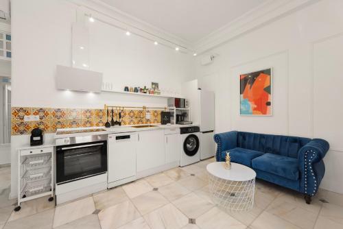 Renovated Apartment in Soho by Pineapple Homes